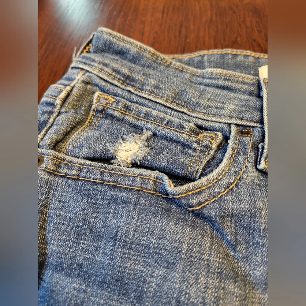 Levi's Women's 721 Hi-Rise Skinny Size 27 Light Wash Distressed Stretch Jeans